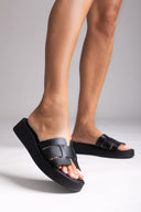 flatforms-dermatina-sandalia-perasti-fasa-estil-mavro