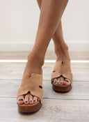 Clogs suede με τρουκς ERYNN - Τάουπε - thefashionproject.gr - ERYNN