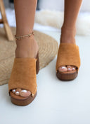 Clogs suede με χρυσά τρουκς Erynn - Κάμελ - thefashionproject.gr - ERYNN