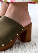 Clogs suede με χρυσά τρουκς Erynn - Λαδί - thefashionproject.gr - ERYNN