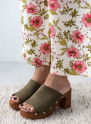 Clogs suede με χρυσά τρουκς Erynn - Λαδί - thefashionproject.gr - ERYNN