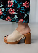 Clogs suede με χρυσά τρουκς Erynn - Μπεζ - thefashionproject.gr - ERYNN