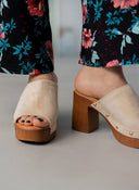 Clogs suede με χρυσά τρουκς Erynn - Μπεζ - thefashionproject.gr - ERYNN