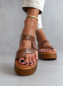 Σανδάλια flatforms δερμάτινα με περαστή φάσα Estil 