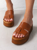 Flatforms δερμάτινα με ιδιαίτερη φάσα Estil