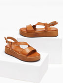 Σανδάλια flatforms δερμάτινα με λοξό λουράκι tfp