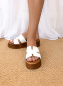 Flatforms δερμάτινα σανδάλια με ανοίγματα Estil