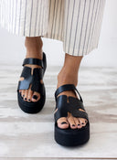 Flatforms δερμάτινα σανδάλια με φαρδιά φάσα Estil