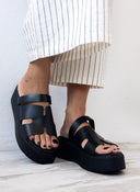 Flatforms δερμάτινα σανδάλια με φαρδιά φάσα Estil