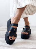 Flatforms δερμάτινα σανδάλια με φαρδιά φάσα Estil