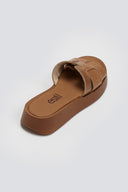 Flatforms δερμάτινα σανδάλια με περαστή φάσα Estil