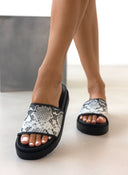 Flatforms σανδάλια με print