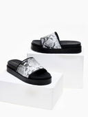 Flatforms σανδάλια με print