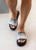 Flatforms σανδάλια με print