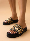 Flatforms σανδάλια με print