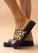 Flatforms σανδάλια με print