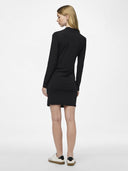 Φόρεμα μίνι με σούρες PIECES 17153520 - Μαύρο - thefashionproject.gr - PIECES