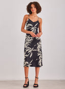 Φόρεμα σατέν με print Aware 10307622 - Μαύρο - thefashionproject.gr - AWARE by VERO MODA