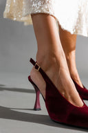 Γόβες μυτερές slingback από velvet ύφασμα TFP