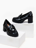 Loafers λουστρίνι με τακούνι