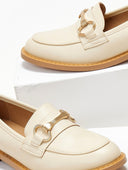 Μοκασίνια με μεταλλικό στοιχείο - Μπεζ - thefashionproject.gr - Super Mode