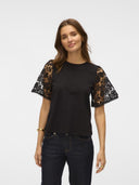 Μπλούζα με δαντέλα στα μανίκια Vero Moda 10329679 - Μαύρο - thefashionproject.gr - VERO MODA - 24102002003