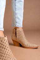 Μποτάκια cowboy με πλεκτό σχέδιο CORINA - Μπεζ - thefashionproject.gr - CORINA