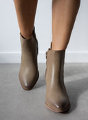 Μποτάκια με ανάγλυφο pattern Erynn - Τάουπε - thefashionproject.gr - ERYNN