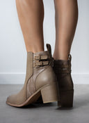 Μποτάκια με ανάγλυφο pattern Erynn - Τάουπε - thefashionproject.gr - ERYNN