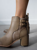Μποτάκια με ανάγλυφο pattern Erynn - Τάουπε - thefashionproject.gr - ERYNN