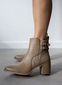 Μποτάκια με ανάγλυφο pattern Erynn - Τάουπε - thefashionproject.gr - ERYNN