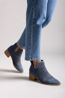 Μποτάκια suede διάτρητα Xti 143959