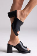 Mules δερμάτινα με φαρδιά φάσα TFP - Μαύρο - thefashionproject.gr - TFP