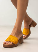Mules καστόρινα με ανάγλυφο σχέδιο estil - Κίτρινο - thefashionproject.gr - Estil