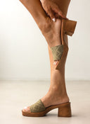 Mules καστόρινα με ανάγλυφο σχέδιο estil - Χακί - thefashionproject.gr - Estil