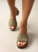 Mules καστόρινα με ανάγλυφο σχέδιο estil - Χακί - thefashionproject.gr - Estil