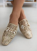 Mules κλειστά από ψάθα - Τάουπε - thefashionproject.gr - ERYNN