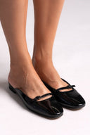 Mules λουστρίνι με λουράκι TFP - Μαύρο - thefashionproject.gr - TFP