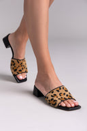 Mules με ponyskin φάσα και print TFP