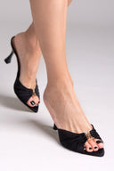 Mules σατέν με μεταλλικό διακοσμητικό TFP - Μαύρο - thefashionproject.gr - TFP