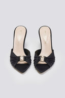 Mules σατέν με μεταλλικό διακοσμητικό TFP - Μαύρο - thefashionproject.gr - TFP