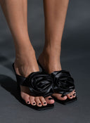 Mules σατέν με oversized λουλούδι PIECES 17146627
