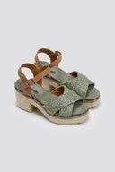 Πέδιλα crossover από ψάθα Refresh 172637 - Χακί - thefashionproject.gr - Refresh