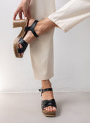 Πέδιλα με crossover λουράκια Refresh 171877 - Μαύρο - thefashionproject.gr - Refresh
