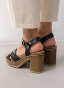 Πέδιλα με crossover λουράκια Refresh 171877 - Μαύρο - thefashionproject.gr - Refresh