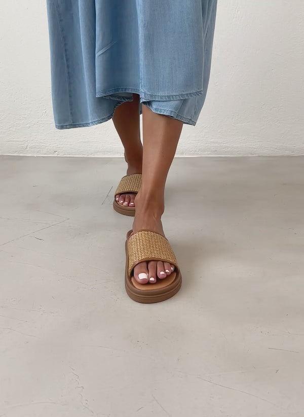 Σανδάλια flatforms με φαρδιά ψάθινη φάσα Estil
