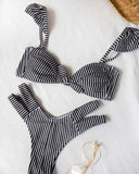 Ριγέ σετ bikini με cut out σχέδιο στο πλάι