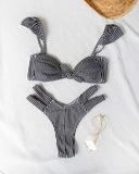 Ριγέ σετ bikini με cut out σχέδιο στο πλάι