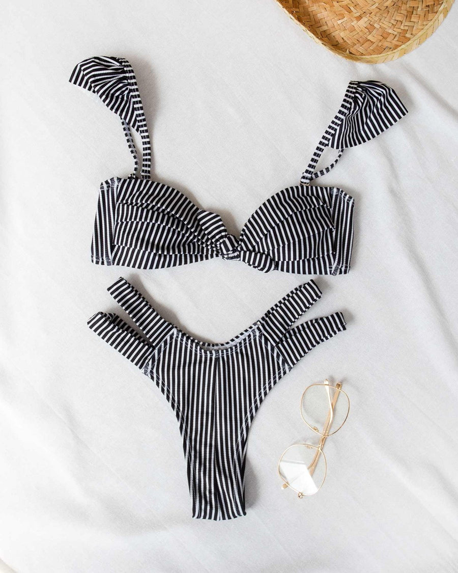 Ριγέ σετ bikini με cut out σχέδιο στο πλάι