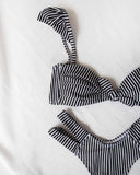 Ριγέ σετ bikini με cut out σχέδιο στο πλάι